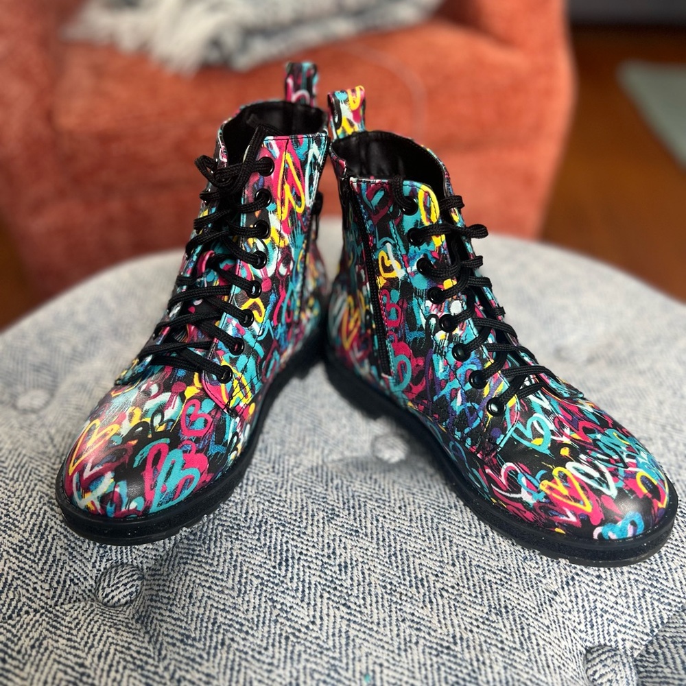 Adorable girls boots. Worn only once or twice!